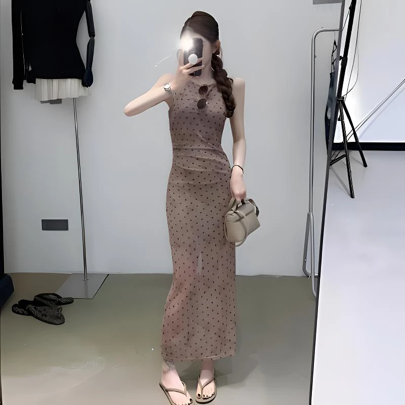 复古气质波点挂脖吊带连衣裙女夏季新款修身显瘦气质独特漂亮长裙