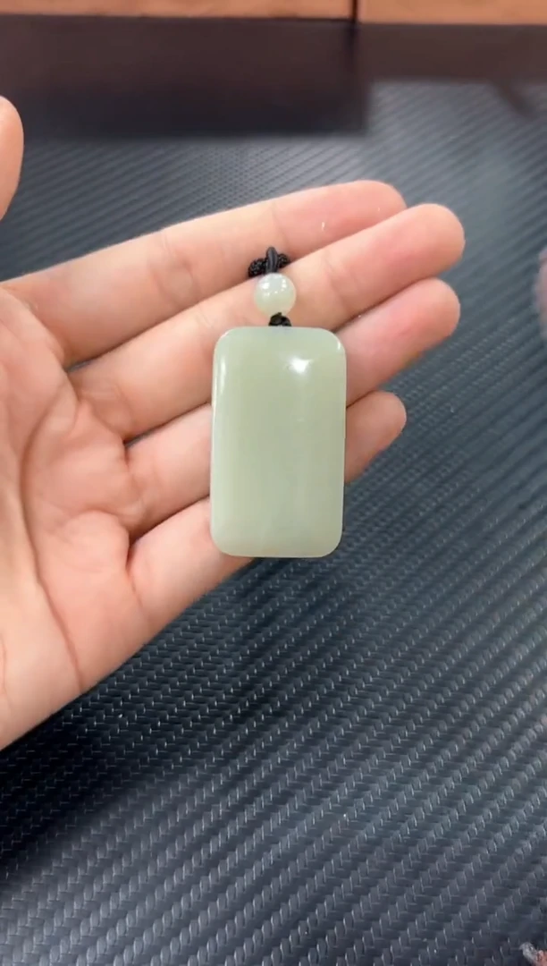 和田玉未镶嵌吊坠(赠链)且末微色差迪克兰二细k