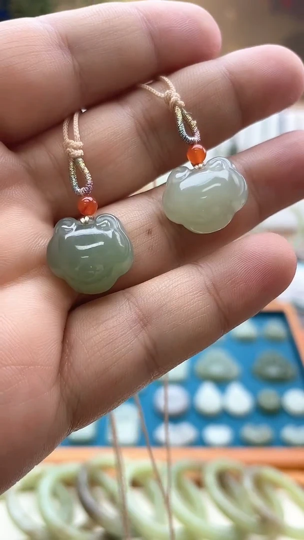 吊坠(不含链)未镶嵌和田玉约卡17mm，多样性发一（绑挂件绳需备注）
