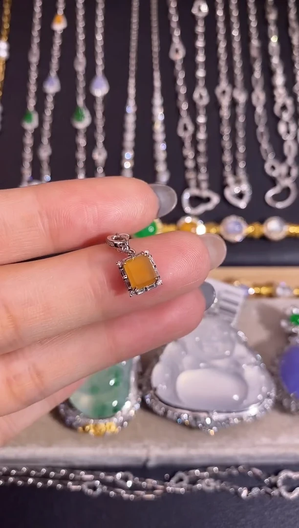 颈饰18K金镶嵌翡翠吊坠