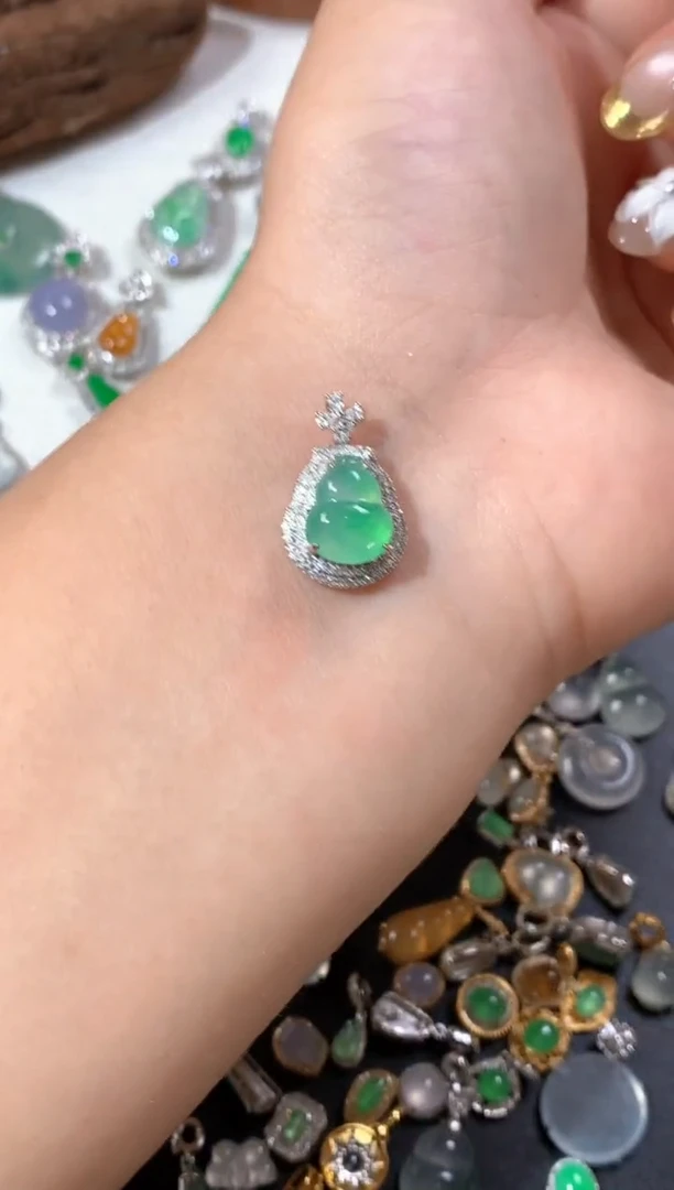 翡翠18K金镶嵌颈饰18k葫芦