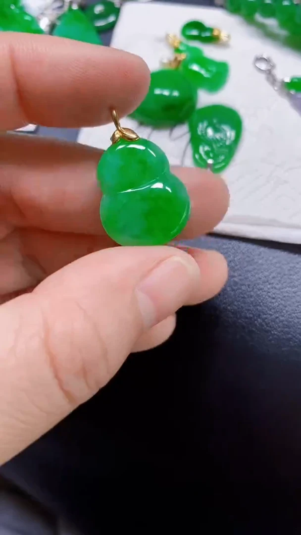 颈饰18K金镶嵌翡翠葫芦