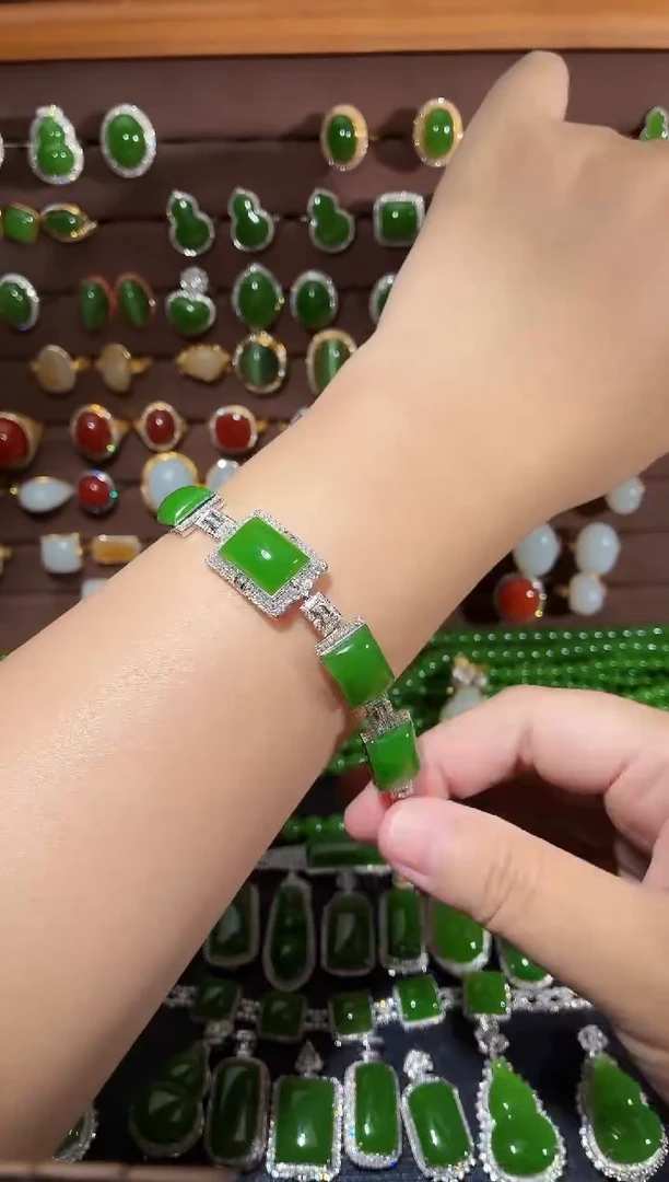 颈饰18K金镶嵌和田玉苹果绿排镶手链