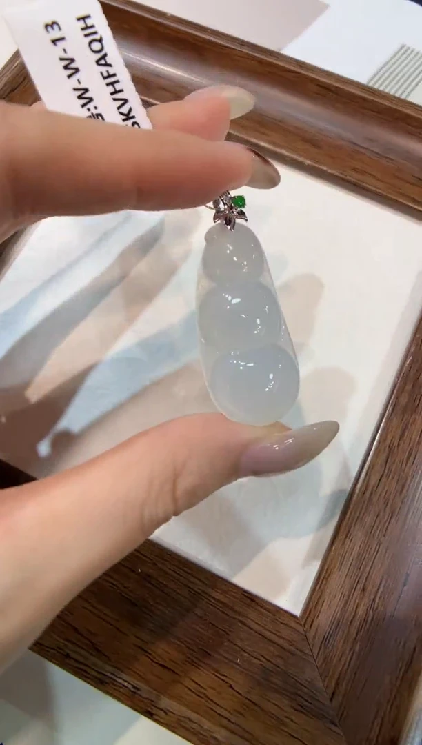 颈饰18K金镶嵌翡翠福豆