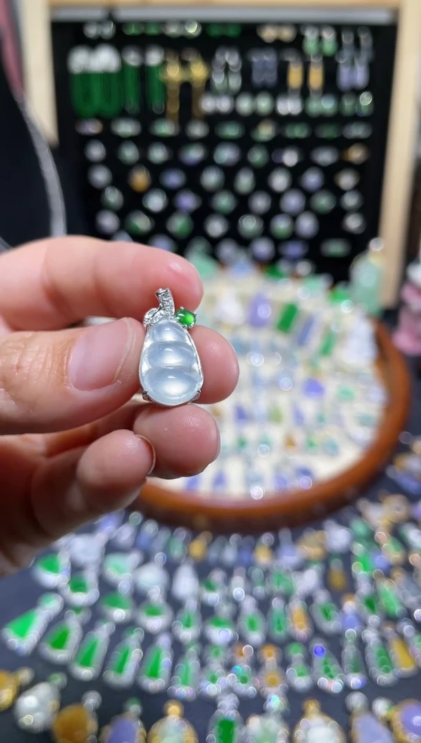 颈饰18K金镶嵌翡翠玻璃种豆子吊坠