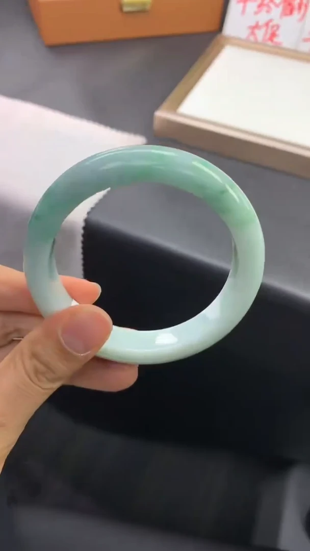 未镶嵌手镯翡翠退货需手镯吊牌标签完好