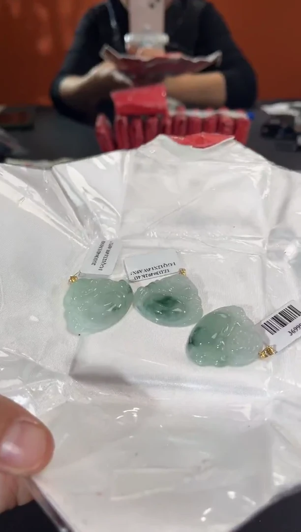 18K金镶嵌挂件翡翠边城刀客/369993/多样性发一/配皮绳发