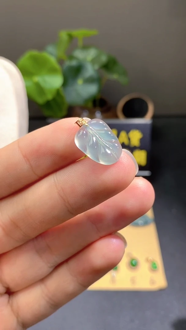 颈饰18K金镶嵌翡翠翡翠A货