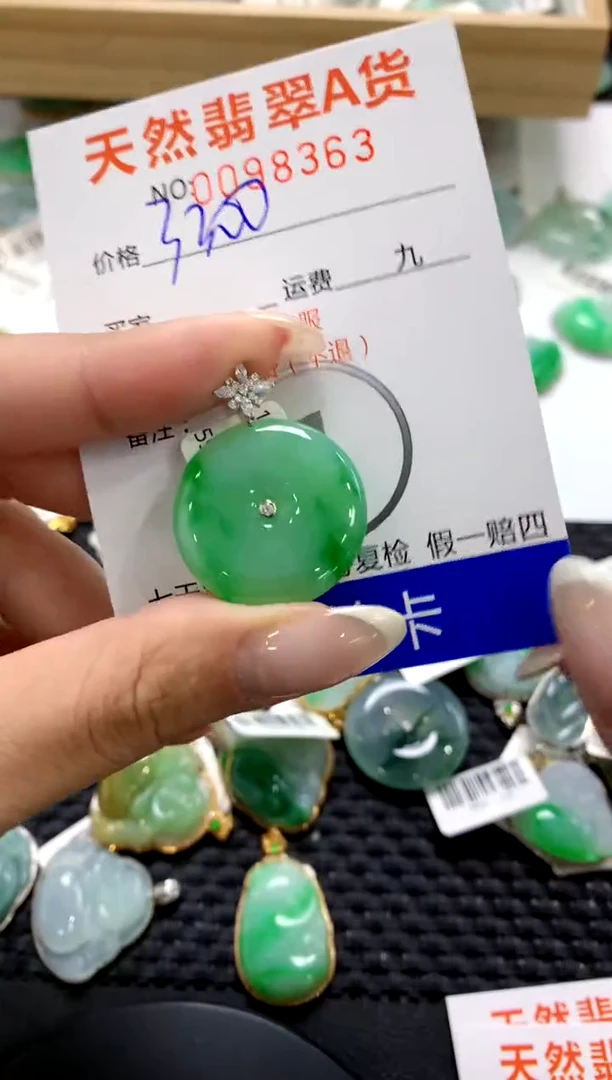 翡翠18K金镶嵌颈饰1111111111111111