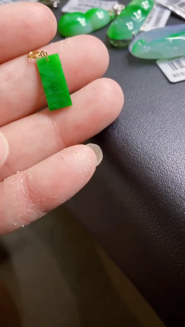 翡翠18K金镶嵌颈饰酒*吊坠