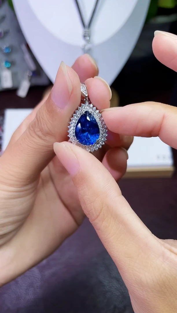 合金颈饰合成钻石蓝宝吊坠