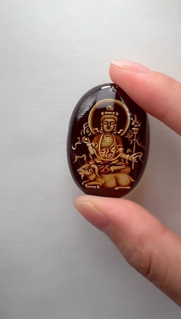 未镶嵌颈饰琥珀守护