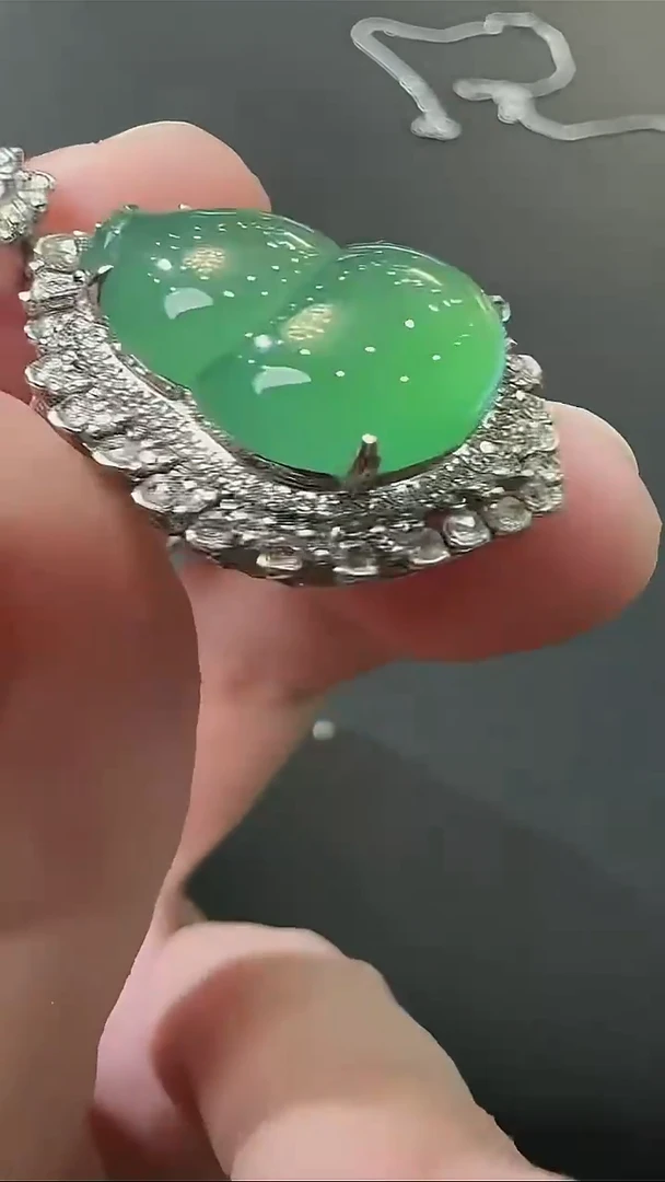 颈饰18K金镶嵌翡翠天然A货翡翠
