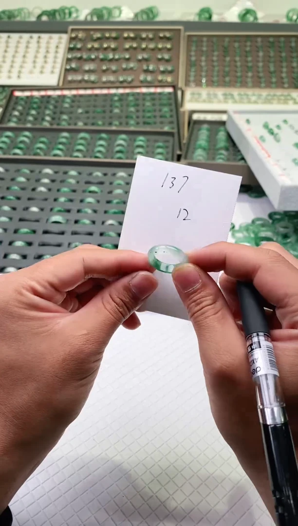 未镶嵌石英质玉（非洲翠）戒圈微瑕戒圈