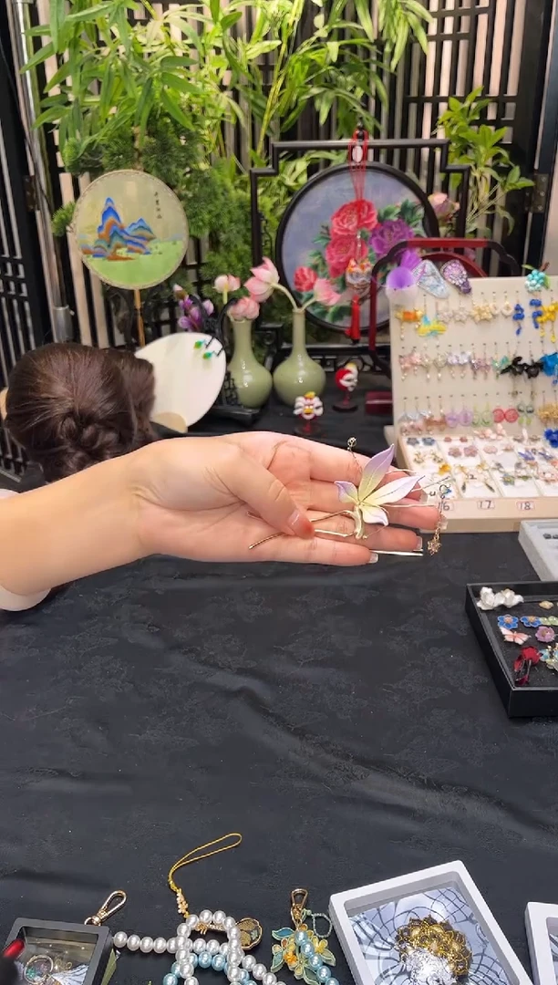 织绣小**?非遗苏绣手工饰品