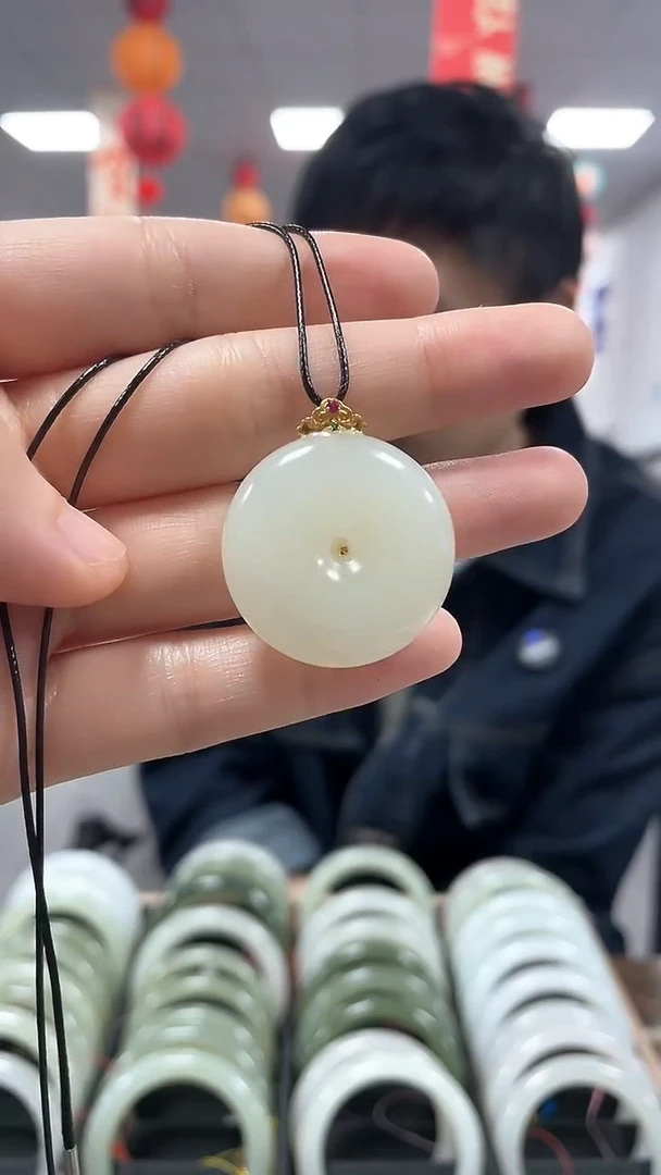 【闪购商品】和田玉颈饰18K金镶嵌平安扣吊坠一件