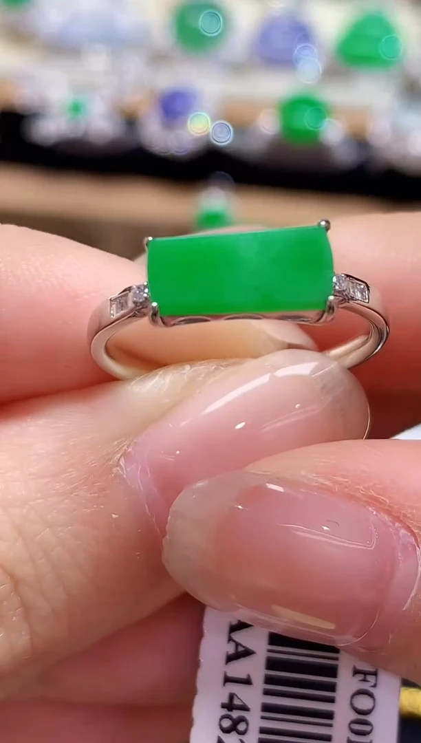 18K金镶嵌戒指翡翠CM多样性发其一