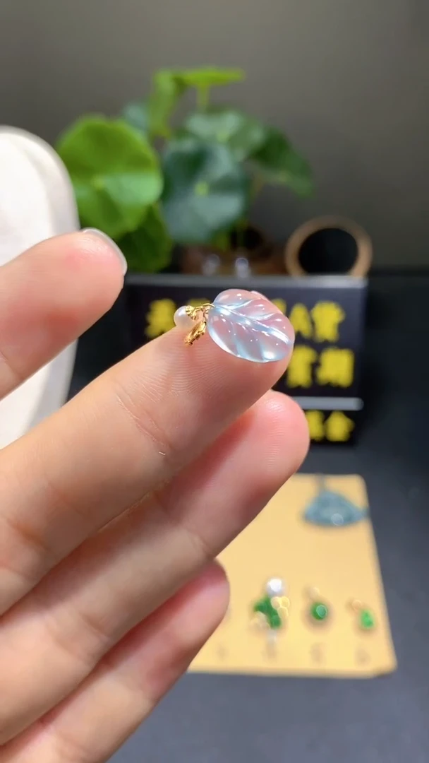 颈饰18K金镶嵌翡翠翡翠A货