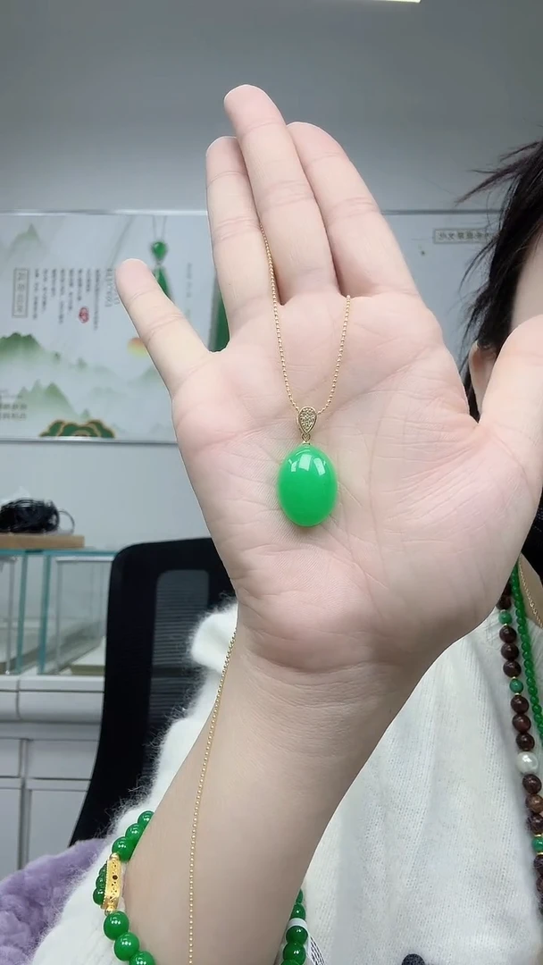 颈饰未镶嵌翡翠绿蛋面裸