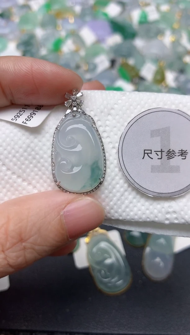 颈饰18K金镶嵌翡翠天然缅甸A货翡翠