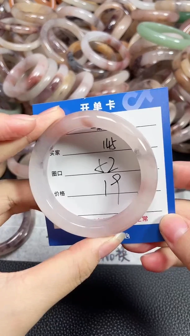 未镶嵌石英质玉手镯145
