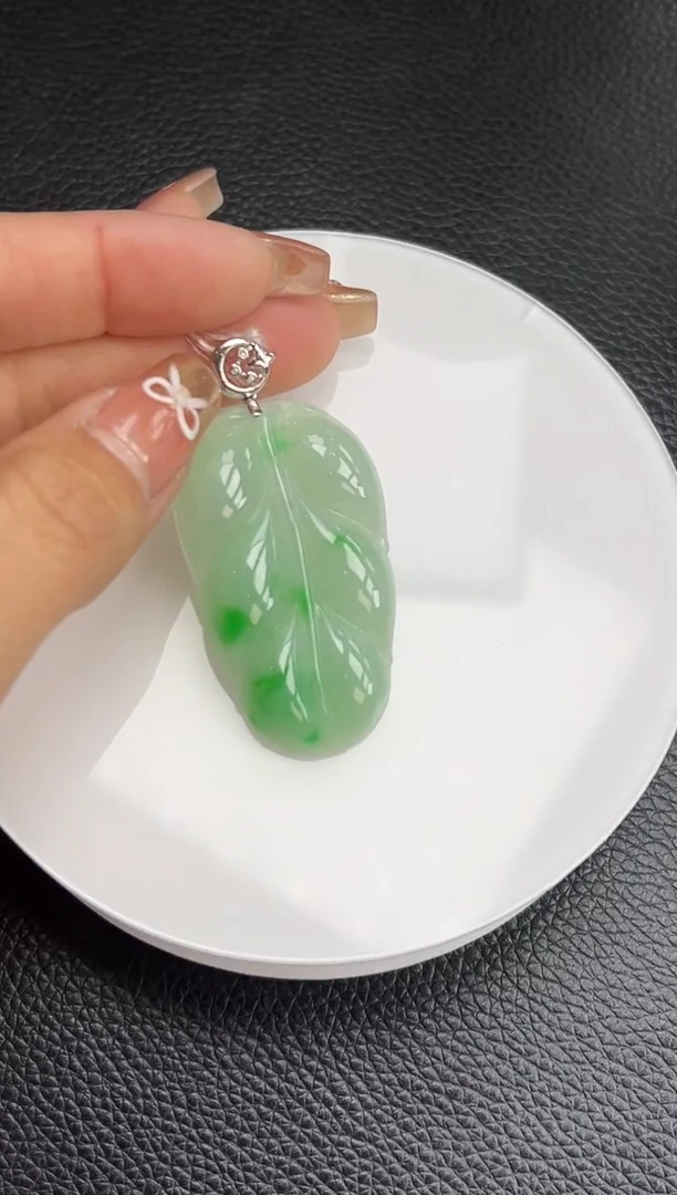 【闪购商品】翡翠颈饰18K金镶嵌叶子