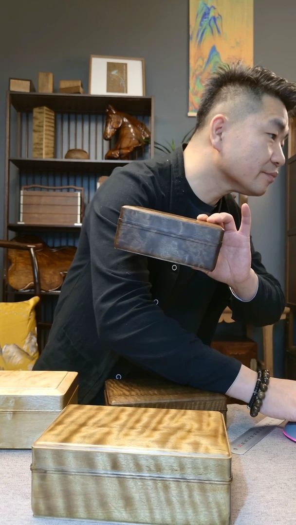 金丝楠？***？金丝楠木龙胆纹手捧盒