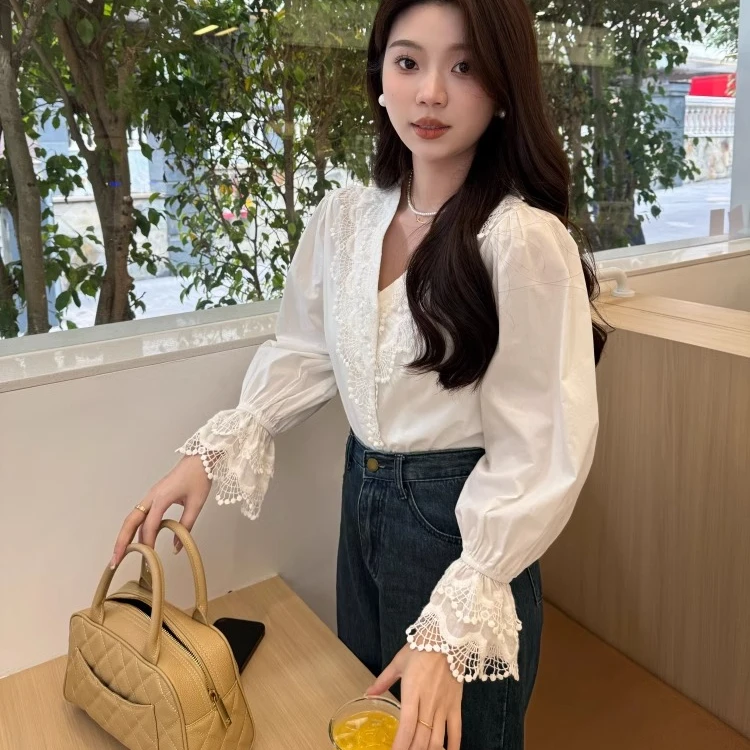 法式白色拼接蕾丝设计感衬衫女小众v领春季气质纯欲慵懒风女装