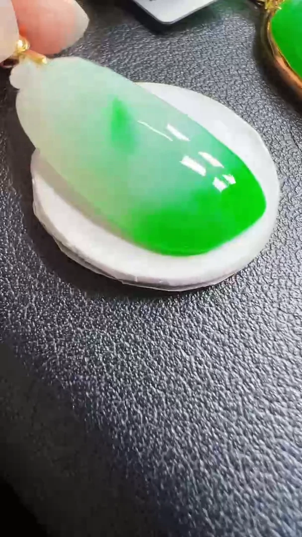 颈饰18K金镶嵌翡翠瓜