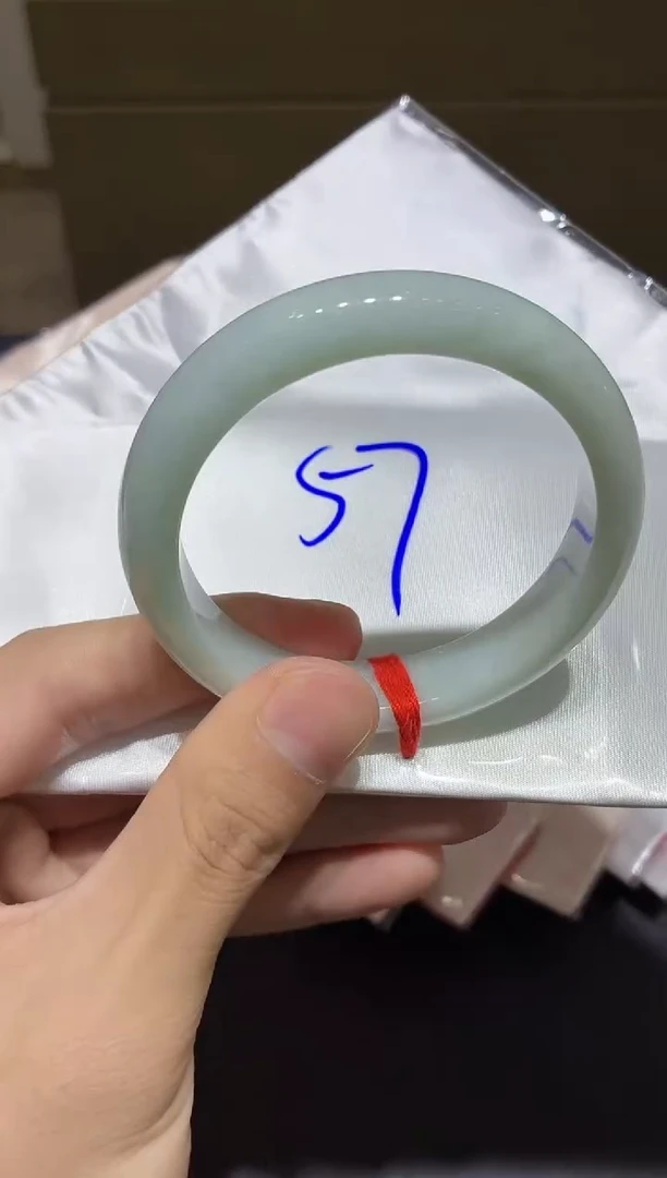 翡翠手镯未镶嵌翡翠手镯