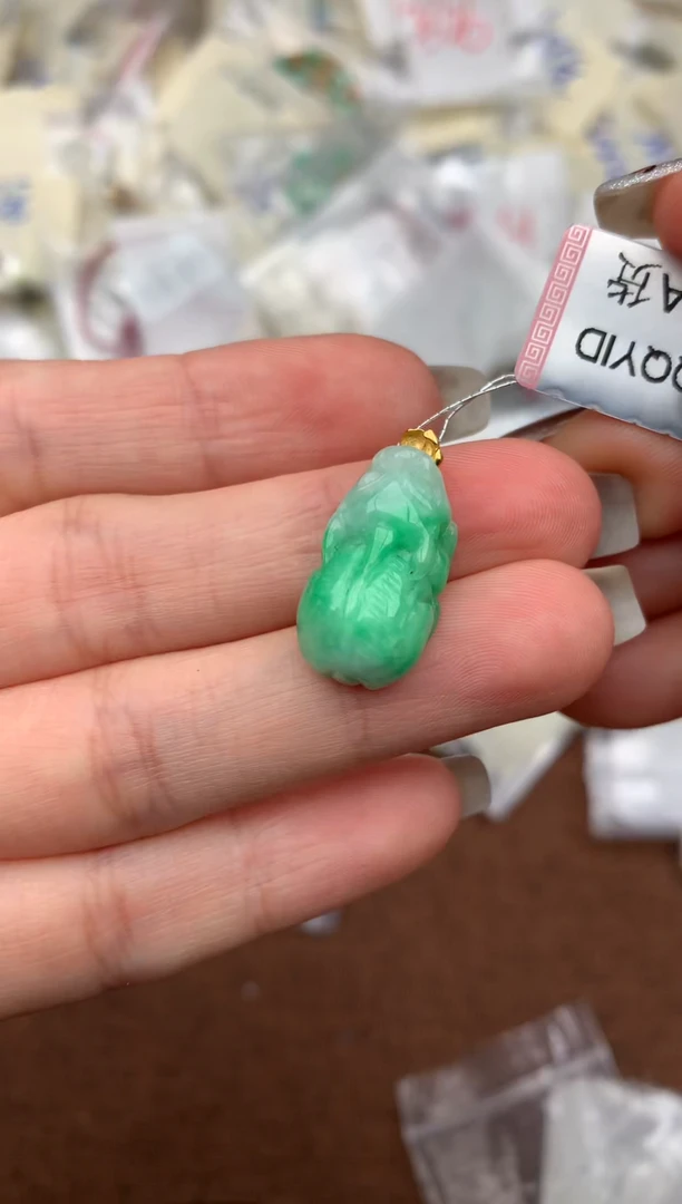 18K金镶嵌挂件翡翠—