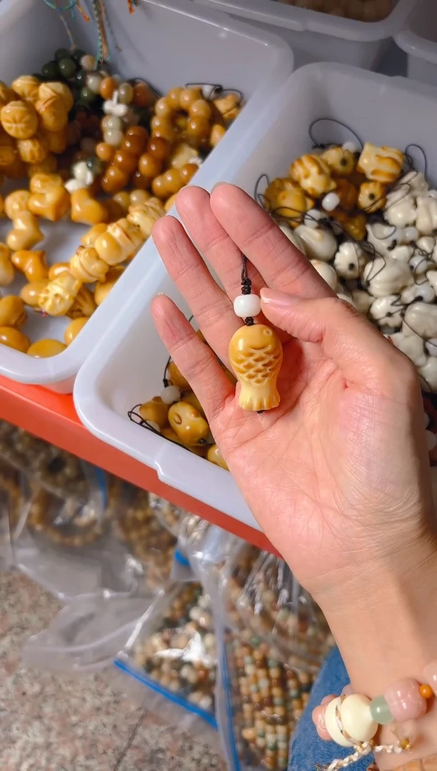 吊坠菩提根/象牙果黄色鱼挂件