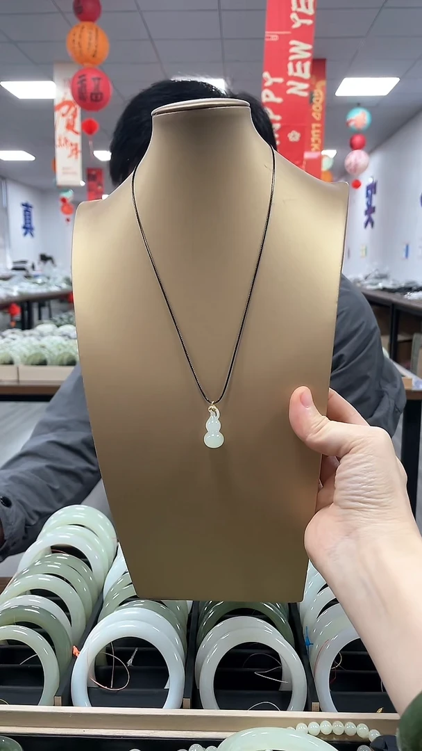 【闪购商品】和田玉颈饰18K金镶嵌白猫葫芦吊坠一件