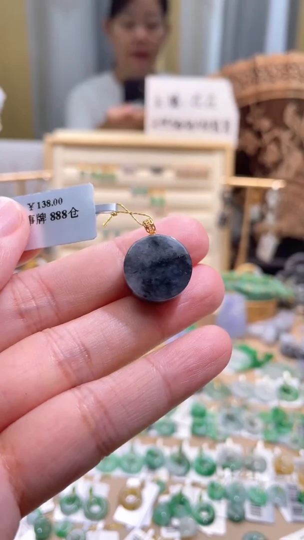 颈饰18K金镶嵌翡翠无事牌