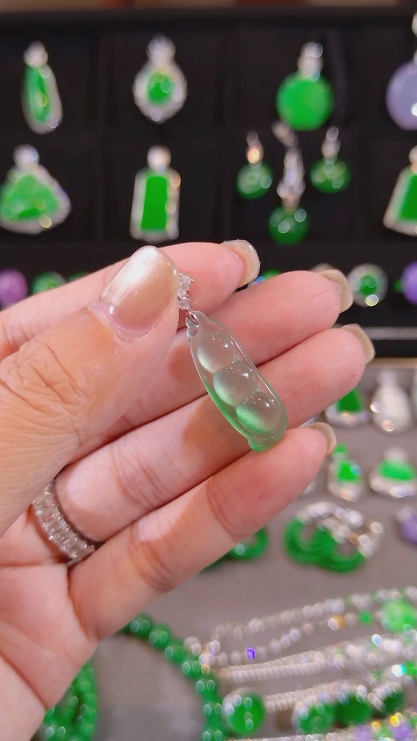 颈饰18K金镶嵌翡翠福豆吊坠