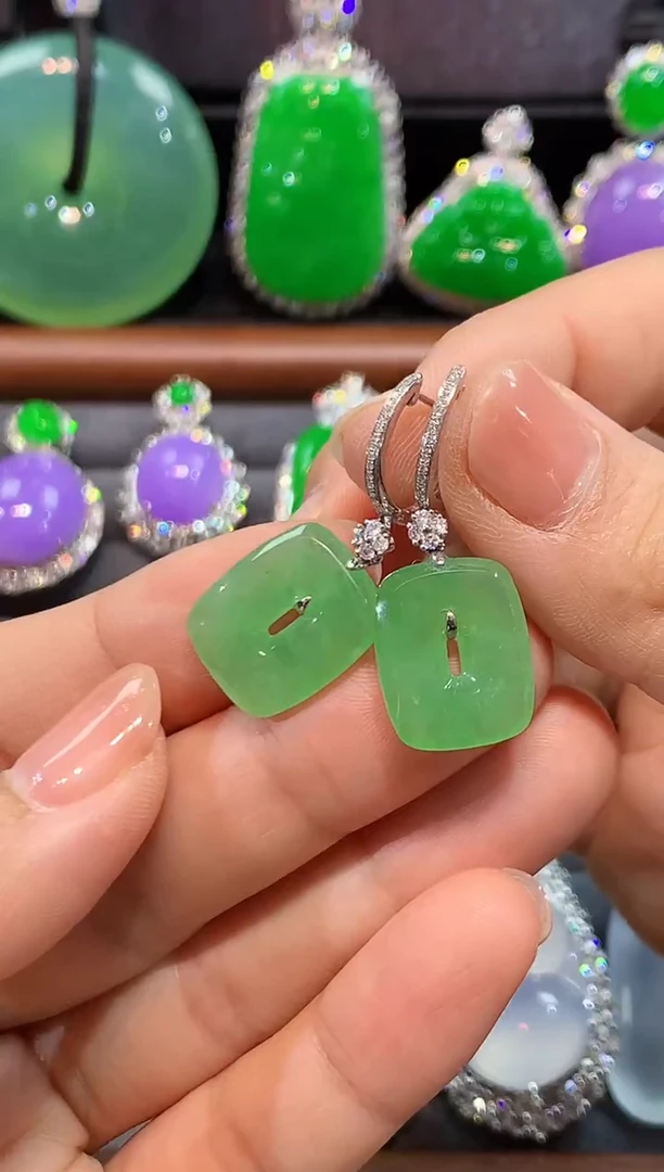 18K金镶嵌翡翠耳饰耳包