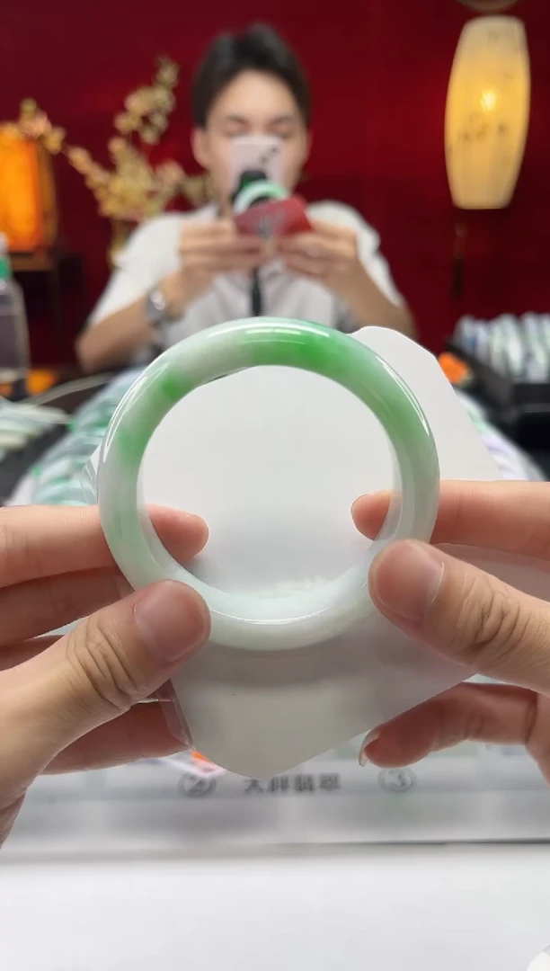 翡翠手镯未镶嵌翡翠1