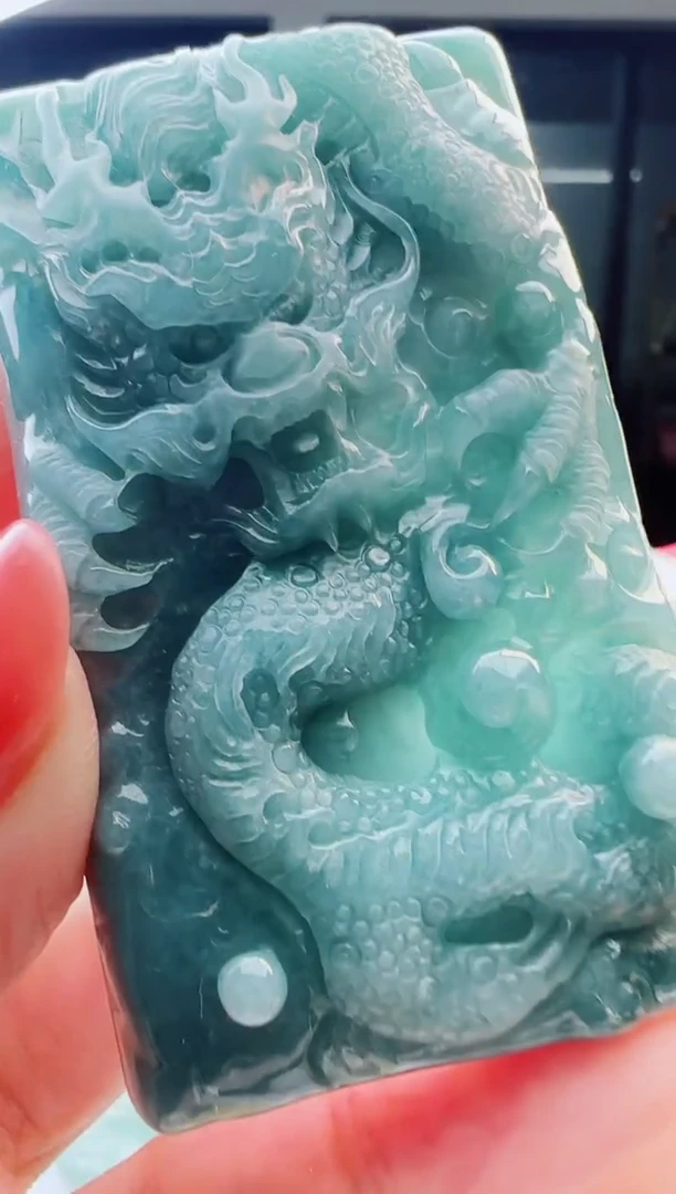 翡翠未镶嵌颈饰多样性发货其中一件