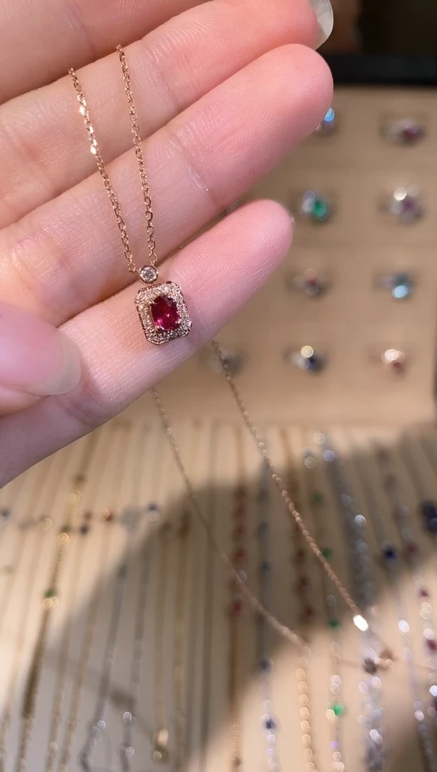 18K金镶嵌颈饰红宝石主石35分