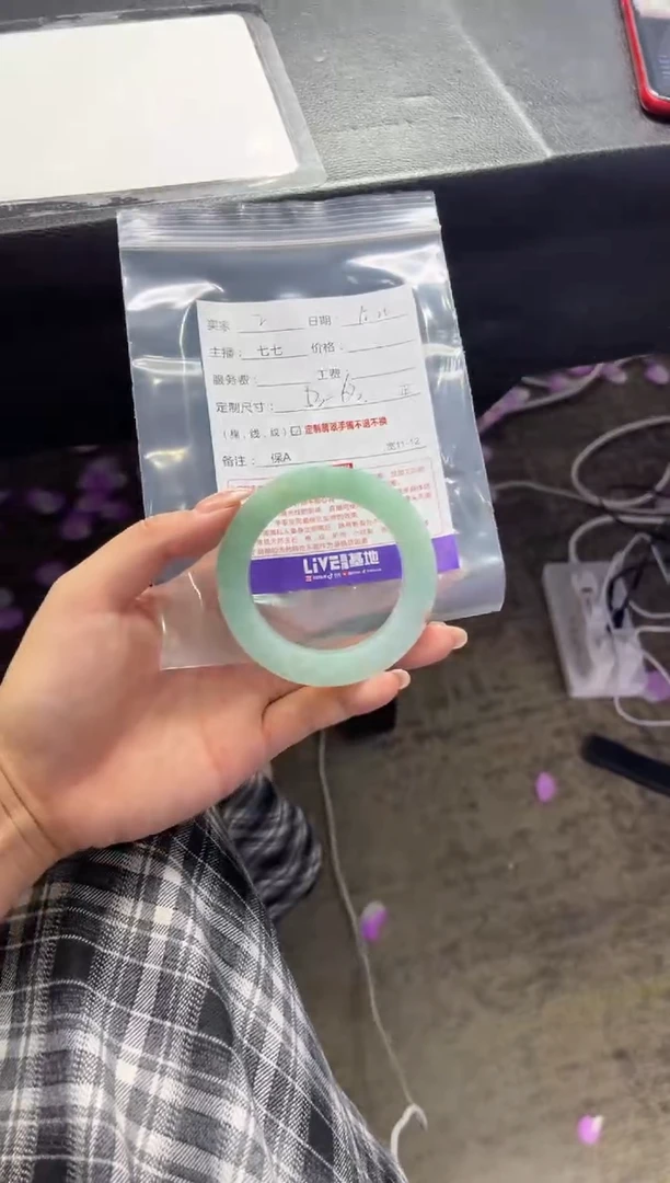 未镶嵌手镯定制翡翠邓***i定制手镯不退不换