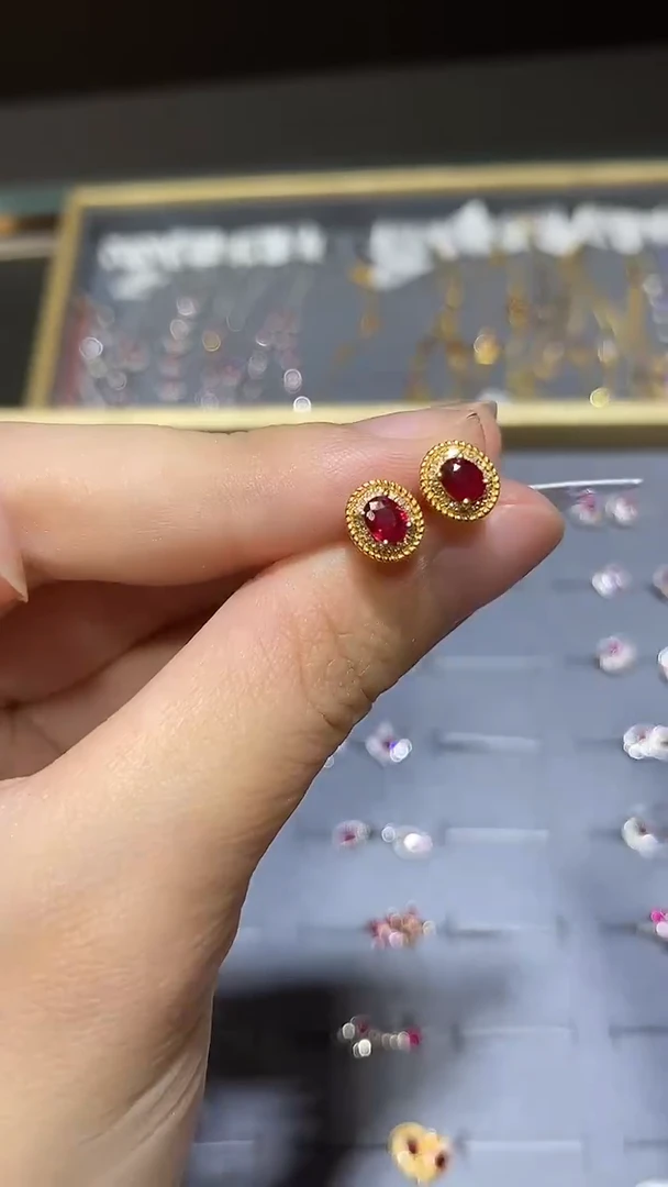 18K金镶嵌耳饰红宝石