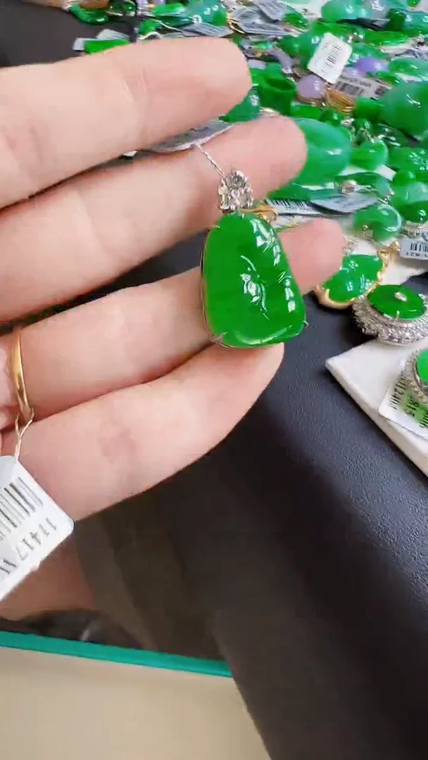 颈饰18K金镶嵌翡翠荷叶