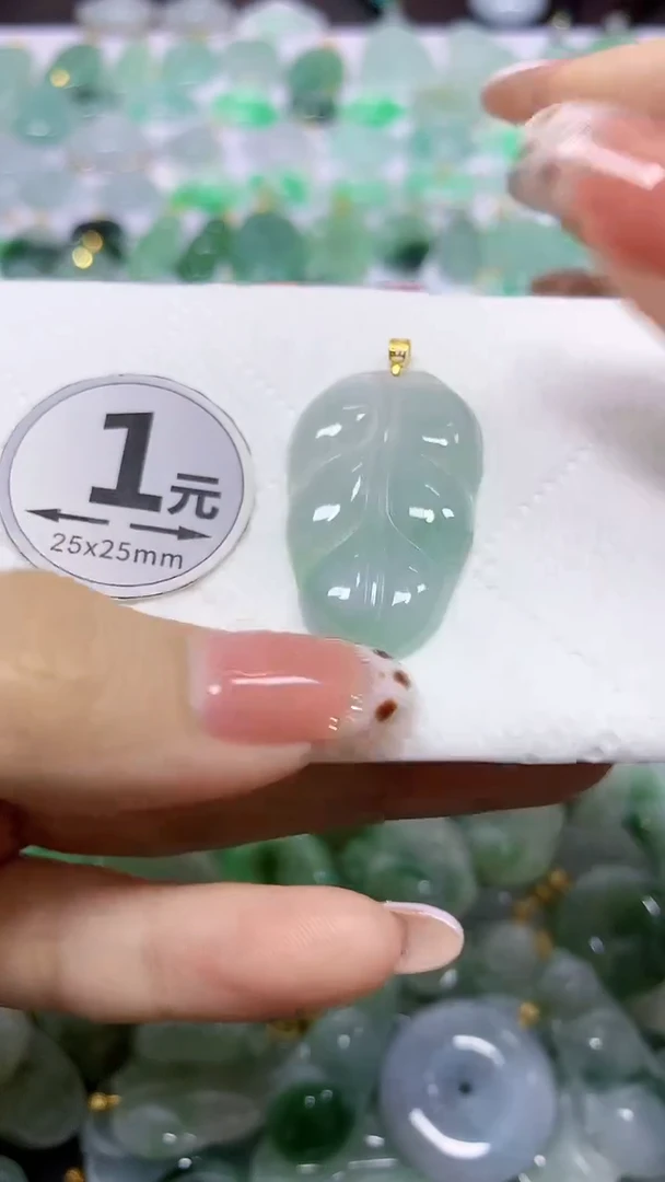 颈饰18K金镶嵌翡翠天然翡翠A货