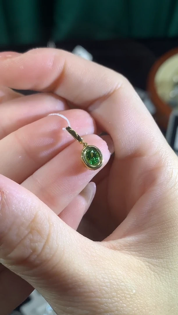 18K金镶嵌吊坠(不含链)石榴石（沙弗莱）YG008