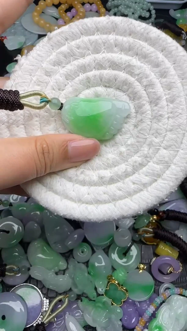 颈饰未镶嵌翡翠缅甸翡翠吊坠