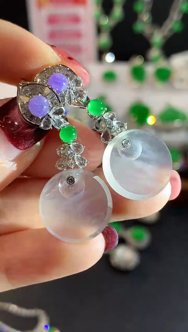 18K金镶嵌翡翠耳饰多样性发其一