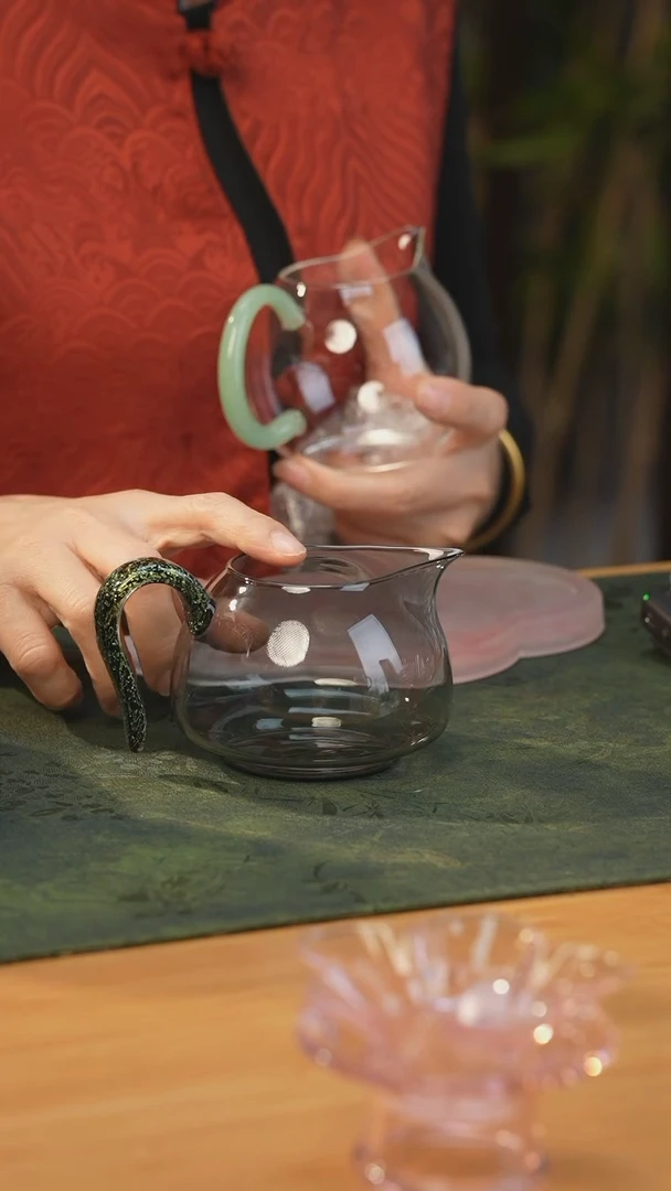 和烟灰色黑金矮公道杯