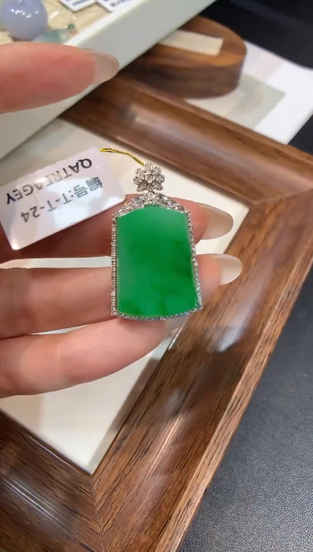 颈饰18K金镶嵌翡翠无事牌