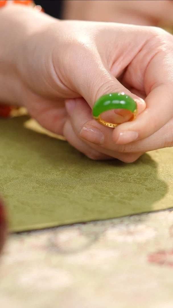 18K金镶嵌戒指和田玉马鞍戒