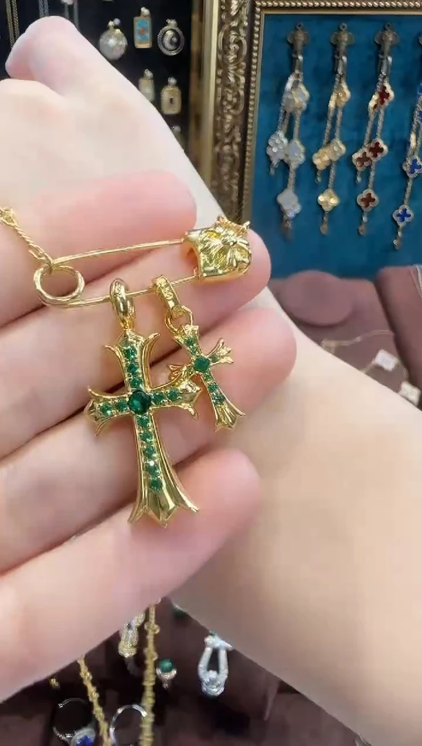 18K金镶嵌合成（培育）祖母绿颈饰十字架项链